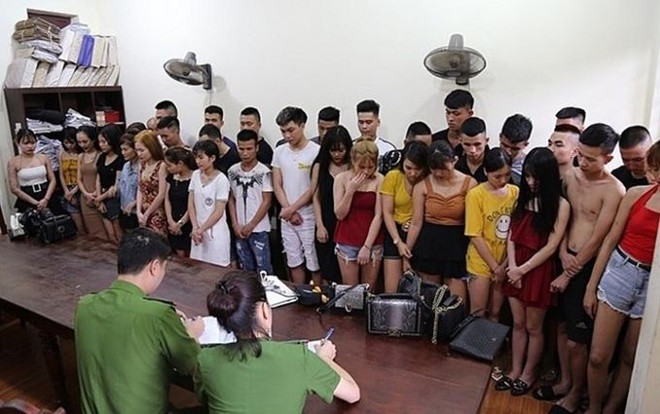 Hàng chục 'nam thanh nữ tú' dương tính với ma túy 'bay lắc' trong quán karaoke ở Vĩnh Phúc Ảnh 2
