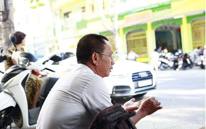 Phụ huynh đội nắng ngồi vỉa hè, hồi hộp đợi con trong ngày thi thứ 2 kỳ thi THPT Quốc gia 2019 Ảnh 2