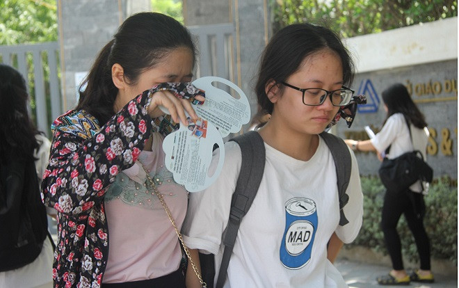 Kỳ thi THPT Quốc gia 2019: Sau bài thi các môn tổ hợp Khoa học Tự nhiên, nữ sinh cùng mẹ bật khóc vì bài làm không như mong muốn Ảnh 2