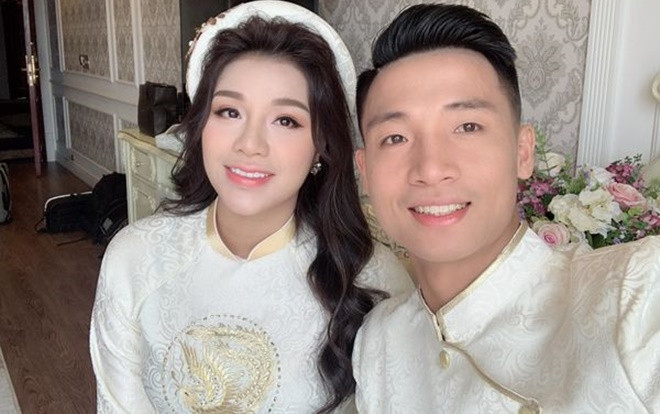 Bùi Tiến Dũng 'nhập vai' Tuấn Hưng hát cực chất tặng bạn gái trong lễ đính hôn Ảnh 2