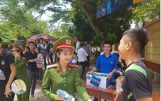 Tham gia tiếp sức mùa thi tại điểm trường ở Nghệ An, nữ chiến sĩ công an gây sốt CĐM với ngoại hình xinh đẹp Ảnh 2