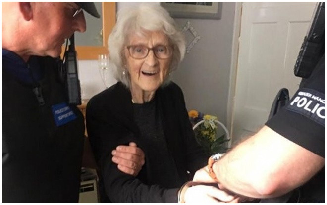 Cụ bà 93 tuổi tha thiết muốn cảnh sát bắt giữ vì lý do bất ngờ Ảnh 2