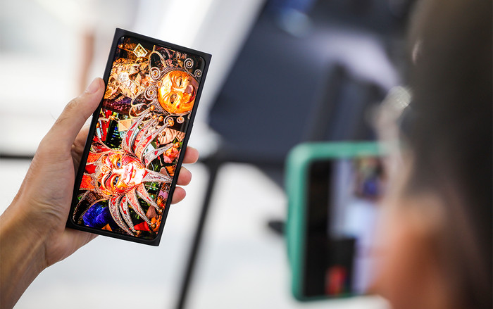 Smartphone có camera ẩn dưới màn hình đầu tiên trên thế giới vừa chính thức xuất hiện Ảnh 2