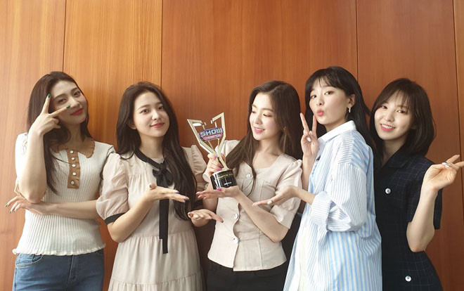 Không tham gia trình diễn, Red Velvet vẫn xuất sắc 'rinh' cúp chiến thắng đầu tiên cho 'Zimzalabim' tại Show Champion Ảnh 2