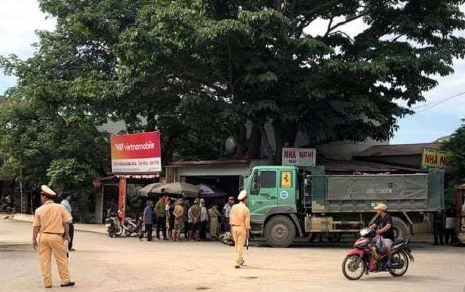 Không làm chủ được tốc độ, ô tô tải va chạm với xe máy khiến 4 người thương vong Ảnh 2