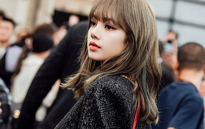 Lisa khiến các BLINKS Pháp điên đảo khi xuất hiện ở Paris, không quên ký tặng fan dù vô cùng bận rộn Ảnh 2