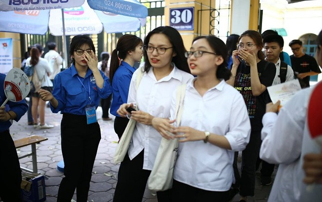 Thí sinh vui vẻ ra về sau khi hoàn tất bài thi tổ hợp Khoa học Xã hội, chính thức kết thúc kỳ thi THPT Quốc gia 2019 Ảnh 2