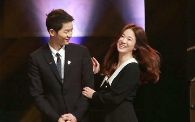 Trước khi Song Joong Ki và Song Hye Kyo li hôn, họ cũng từng diện đồ đôi 'tình bể bình' thế này đây! Ảnh 2