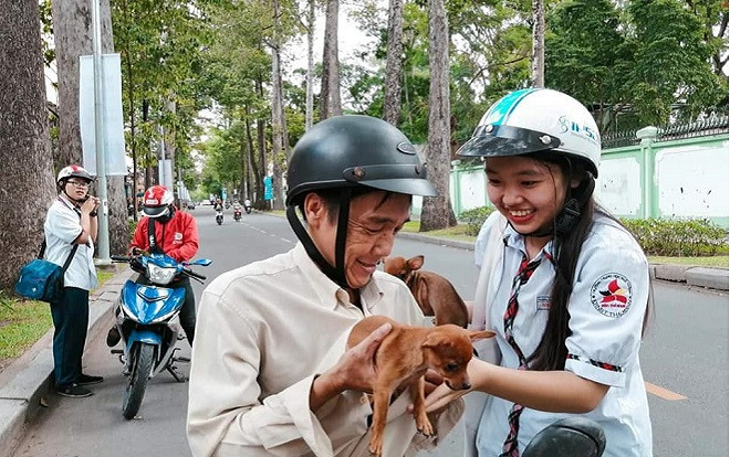 Hình ảnh người cha bất ngờ tặng con gái món quà đặc biệt ngoài cổng trường sau buổi thi khiến CĐM vô cùng thích thú Ảnh 2