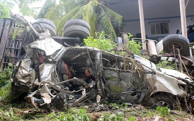 Xe cẩu và ô tô 7 chỗ đâm nhau rồi lao xuống kênh khiến 5 người thương vong Ảnh 2