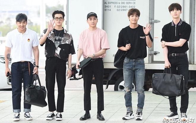 Nu'est ăn mặc giản dị, hợp thời tiết từ Hàn Quốc chuẩn bị 'đổ bộ' sân bay Tân Sơn Nhất Ảnh 2