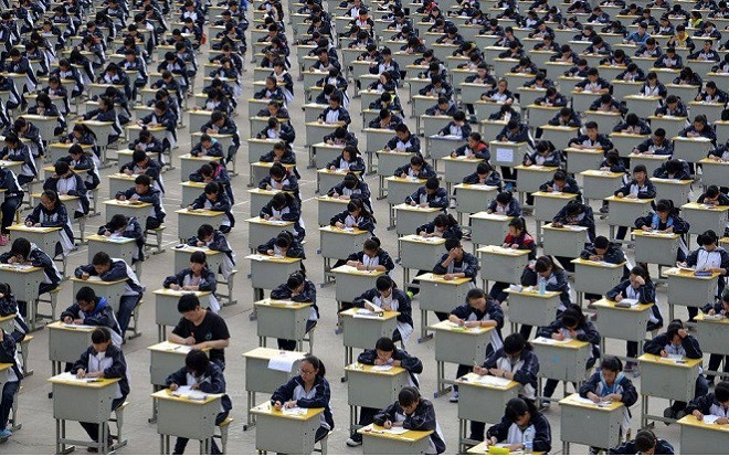 Hình ảnh phòng thi với số lượng thí sinh cực 'khủng' khiến nhiều người không khỏi choáng ngợp Ảnh 2