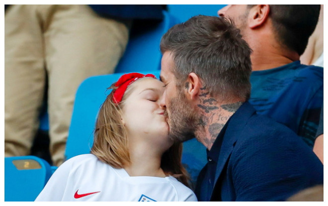 Đưa Harper đi xem đá bóng, David Beckham lại gây tranh cãi khi tiếp tục hôn môi con gái 8 tuổi Ảnh 2