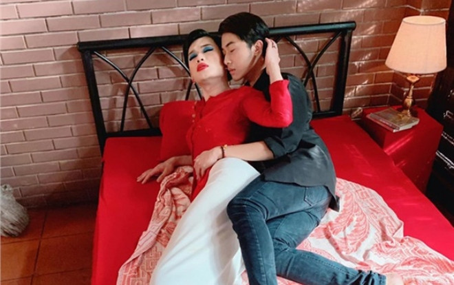 'Lầy' như Cris Phan: Lấy vợ rồi còn ôm chặt 'tình cũ' tình cảm trên giường Ảnh 2