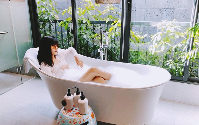 Bạn gái tiền vệ ‘đá sân nhỏ 9 điểm’ mặc nội y ren gây sốc hơn cả Ngọc Trinh Ảnh 2