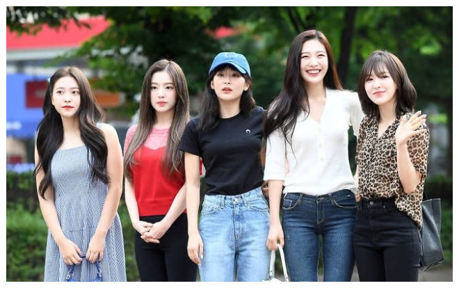 Lên đồ 'lồng lộn' thì bị chê xối xả đến khi mặc đồ giản dị thì Red Velvet lại được khen ngợi hết lời Ảnh 2