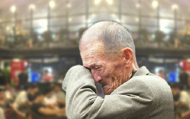 Bỏ mặc cha lặn lội đường xa lên thành phố thăm, nam sinh khó chịu nói 'phiền chết đi được' rồi đùng đùng bỏ đi chơi với người yêu Ảnh 2