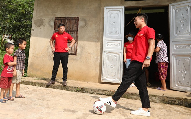 Rơi nước mắt, Quang Hải để lại câu chuyện nhân văn cho em bé mất một mắt Ảnh 2