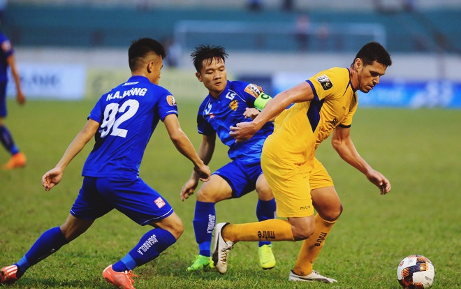 'Truyền nhân Huỳnh Đức' ghi 2 bàn, Quảng Nam gặp HAGL ở tứ kết Ảnh 2