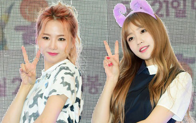 Khoảnh khắc ngọt ngào khi các nữ Idols K-Pop giúp đỡ nhau lúc gặp sự cố trang phục Ảnh 2