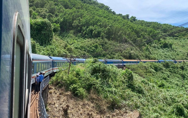 Tàu SE3 bất ngờ bị trật bánh trên đèo Hải Vân Ảnh 2