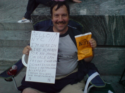 Anh chàng này không thích Apple cũng chẳng mê iPhone. Anh ta đi mua iPhone chỉ vì thích thu hút sự chú ý. Ảnh: Business Insider