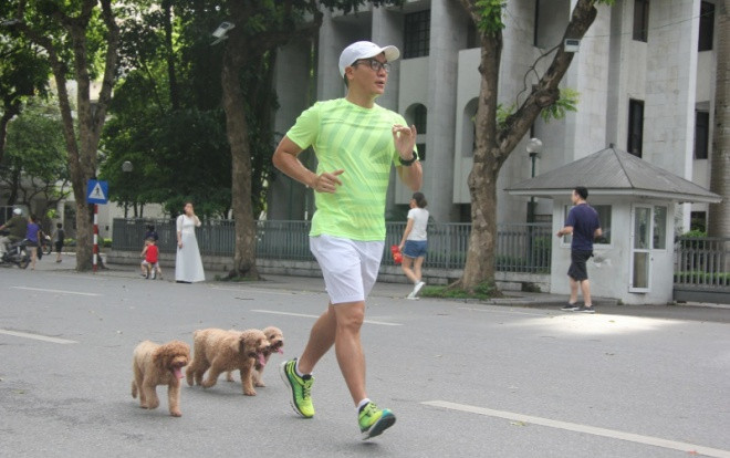 Người Hà Nội tận hưởng không khí mát mẻ nhờ cơn mưa giải nhiệt sau chuỗi ngày nắng nóng kinh hoàng hơn 40 độ C Ảnh 2