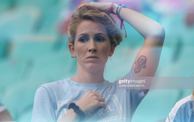 Vợ Suarez thất thần nhìn chồng bật khóc, gây sốt trên khán đài vì quá quyến rũ Ảnh 2