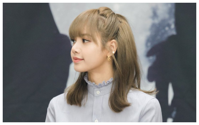 Vừa mới trở về từ Paris, Lisa đã vác nguyên cây đồ hiệu 'sương sương' gần tỷ đồng đi fansign cùng BlackPink Ảnh 2