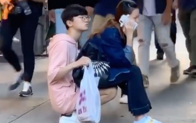 Chàng trai làm ghế ngồi cho bạn gái lúc mỏi chân gây tranh cãi Ảnh 2