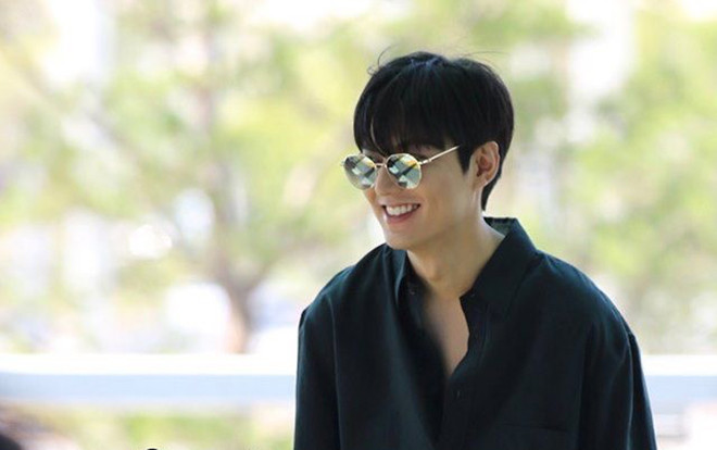 Chỉ cần một chiếc áo sơ mi đen buông lơi cúc ngực, nam thần Lee Min Ho đã khiến fan nữ 'rụng rời' Ảnh 2
