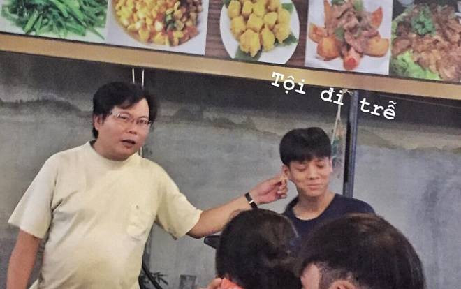 Bật cười với hình ảnh nam sinh đến buổi liên hoan muộn giờ vẫn bị thầy giáo xách tai như nguyên tắc ở lớp Ảnh 2