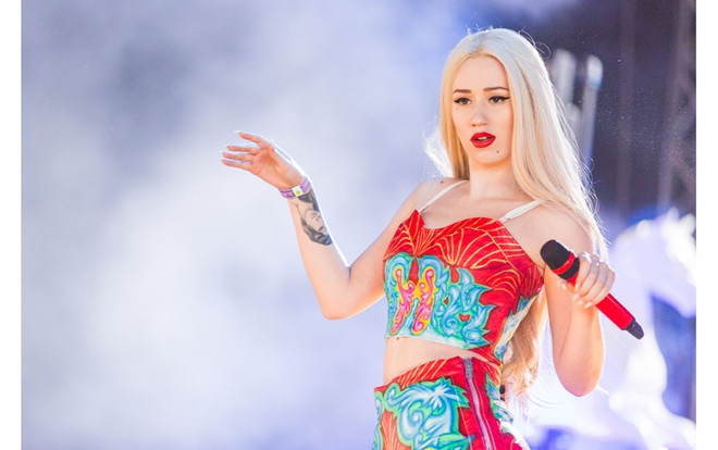 Iggy Azalea tạm dừng buổi biểu diễn của mình để làm điều điều tuyệt vời này cho cộng đồng LGBT! Ảnh 2