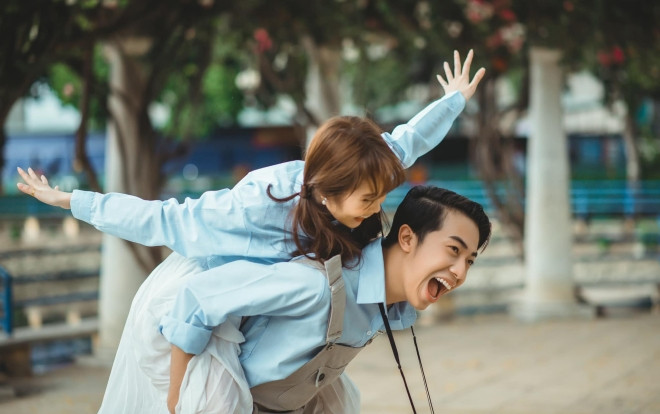 Bình thường thì 'lầy lội', nhưng khi chụp ảnh đôi thì Cris Phan và Mai Quỳnh Anh cũng tình cảm lắm đấy! Ảnh 2