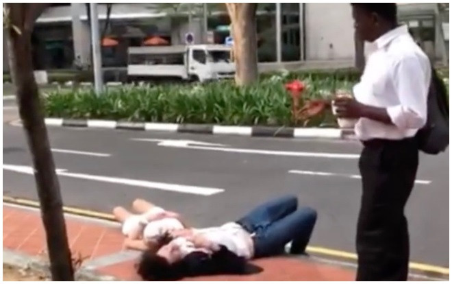 Say rượu, cặp vợ chồng nằm ngủ giữa đường nhưng khi được gọi dậy còn phản ứng bất ngờ hơn Ảnh 2