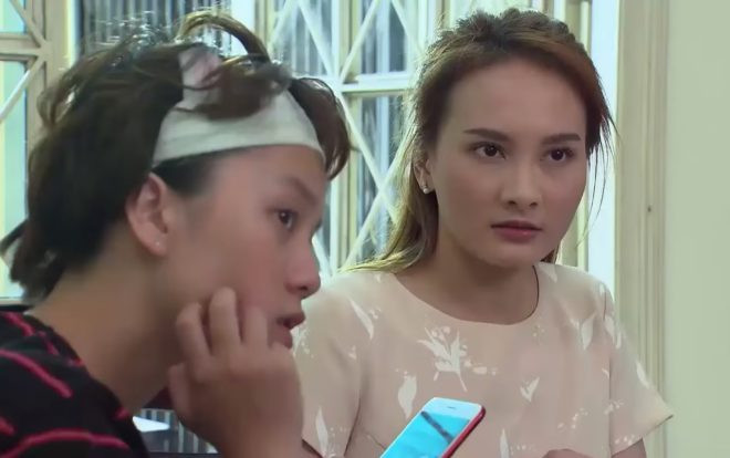 Về Nhà Đi Con tập 55: Vũ vô tình để lọt giọng của Nhã trong điện thoại, bị cả nhà ông Sơn nghe thấy? Ảnh 2