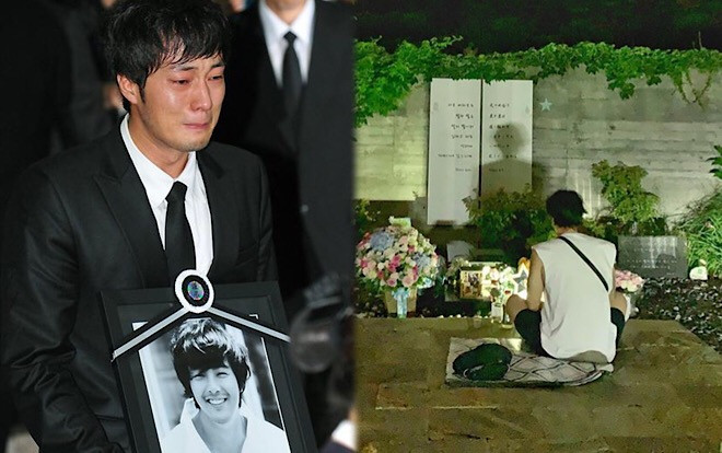 Tròn 9 năm ngày mất, So Ji Sub lặng lẽ viếng mộ Park Yong Ha vào buổi chiều mưa: 'Bọn mình sẽ lại đến!' Ảnh 2
