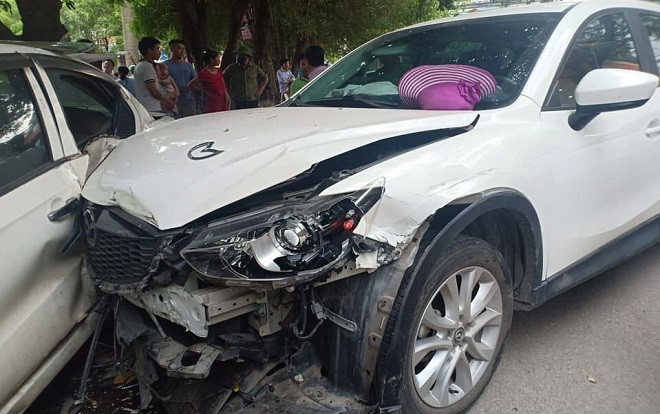 Ô tô Mazda tông hàng loạt xe trên đường, cô gái bị thương nặng phải nhập viện cấp cứu Ảnh 2