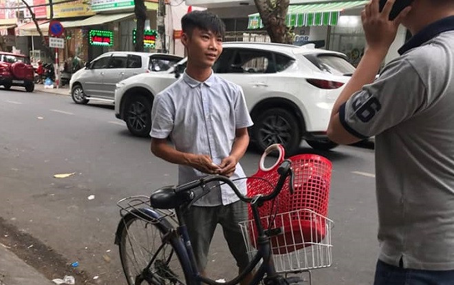 Đà Nẵng: Bắt thanh niên đánh giày 'chặt chém' du khách hơn 300.000 đồng Ảnh 2