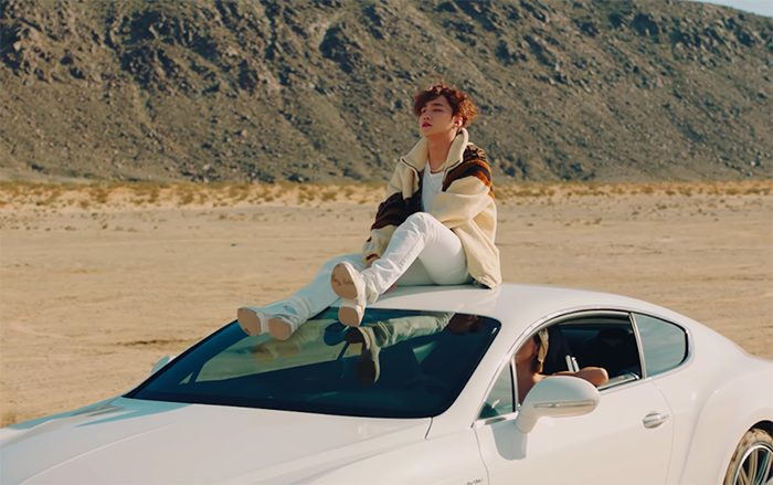 Sơn Tùng M-TP đi xe gì trong MV 'Hãy trao cho anh' đang gây sốt? Ảnh 2
