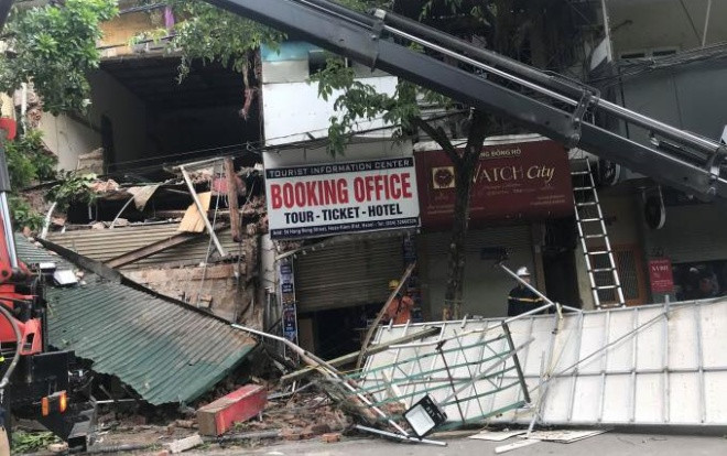 Sập cửa hàng bán đồ thể thao trên phố Hàng Bông, nhiều người đi đường hoảng sợ Ảnh 2