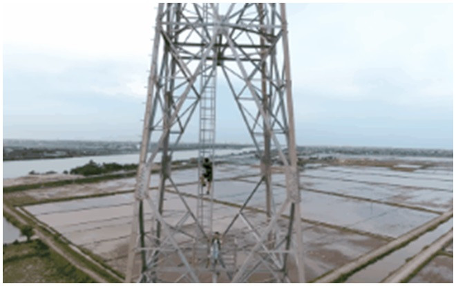 Sau nhà ống hút khổng lồ, vlogger NTN lại gây tranh cãi khi thử thách leo cột điện cao 100 m Ảnh 2