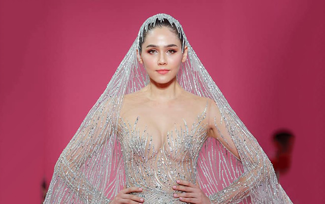 Mỹ nhân đẹp nhất Thái Lan khoe trọn vòng 1 với váy cưới trong suốt trên sàn diễn thời trang Haute Couture Ảnh 2