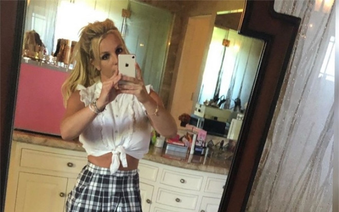 Britney Spears bị chê cười khi khoe ảnh thử váy áo nhưng lộ lỗi chỉnh ảnh đến cong vênh cả cánh tủ Ảnh 2