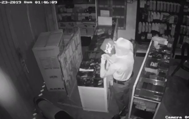 Camera ghi hình tên trộm đột nhập từ trần nhà 'cuỗm' 80 chiếc điện thoại chỉ trong 17 phút Ảnh 2