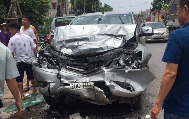 Xe tải bay lên không trung sau phút đấu đầu kinh hoàng với ô tô, tài xế tử vong Ảnh 2