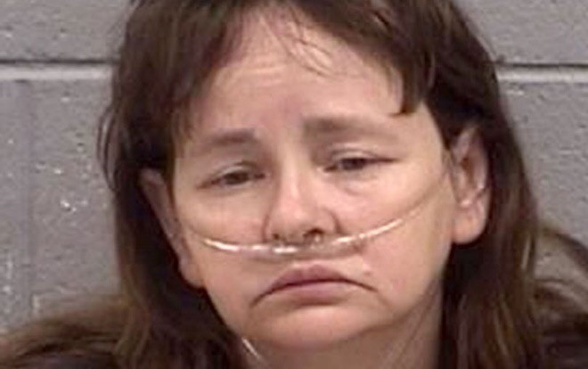 Cuộc sống địa ngục của cô gái bị mẹ xích hàng năm trời trên giường Ảnh 2