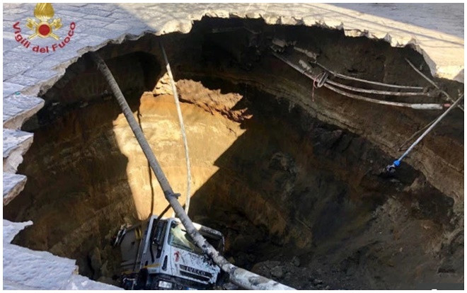 Hố khổng lồ bất ngờ xuất hiện giữa đường nuốt chửng xe rác, tài xế may mắn sống sót Ảnh 2