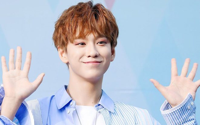 Produce X 101: Bắt gặp thực tập sinh Tony đang cầm giáo trình tiếng Hàn trong hiệu sách Ảnh 2