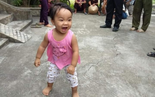 Bé gái đáng yêu hơn 1 tuổi bị mẹ bỏ rơi ở chùa kèm lá thư cho con ‘để còn đi lấy chồng’ Ảnh 2